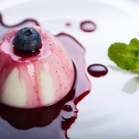 Panna cotta s čuroriedkami a mätou